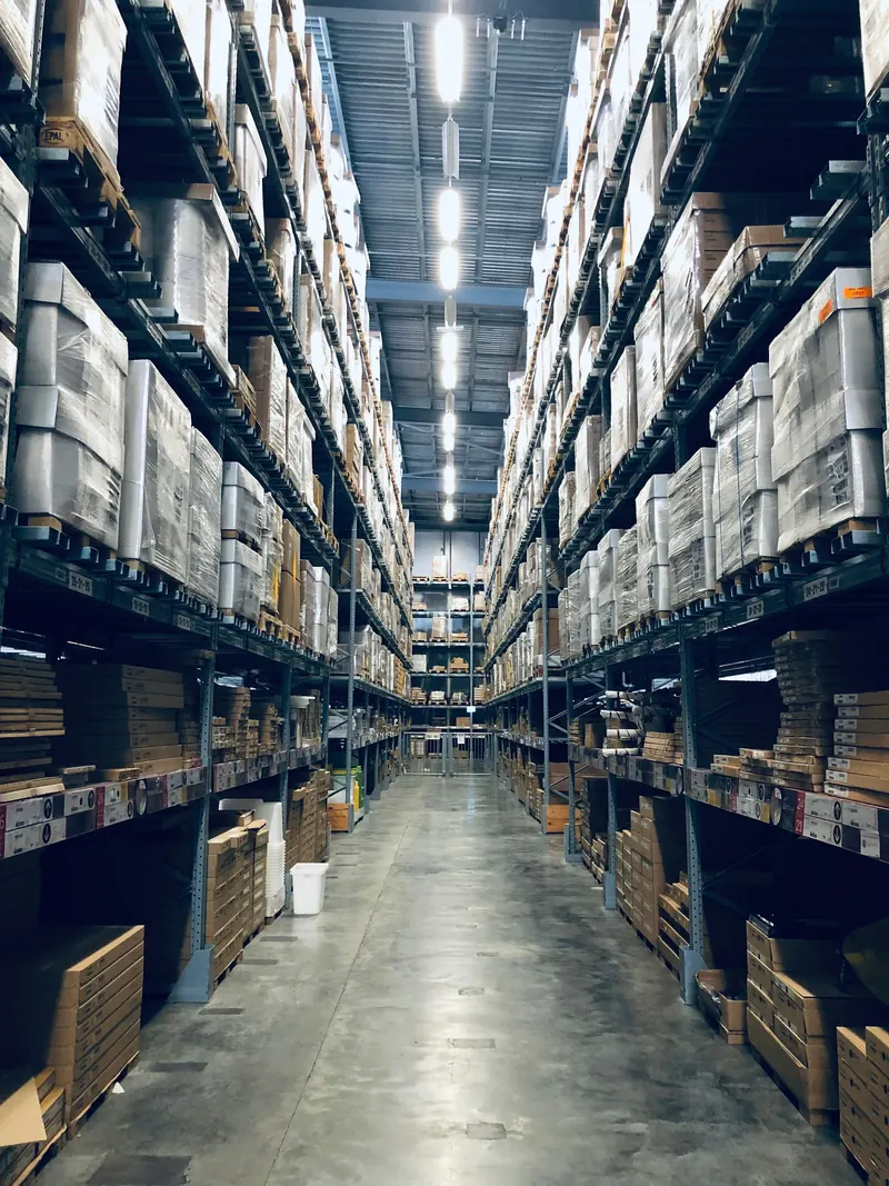 Allée d'entrepôt logistique